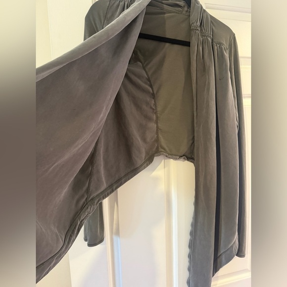 Lululemon Cardigan Women 10 Cotton Lyocell Open Thumb Hole Green Lightweight Top - Picture 3 of 5